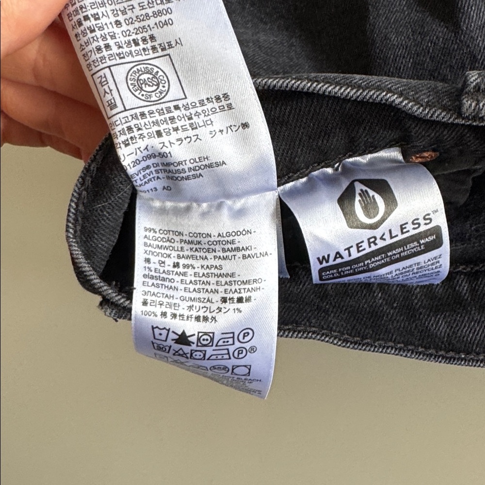 Levi's Ribcage Shorts - Picture 4 of 4